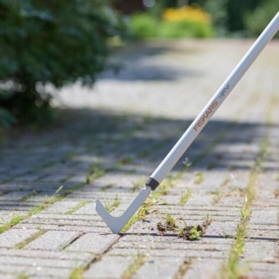 Сапка Fiskars White для уборки травы между плиткой и брусчаткой облегчена