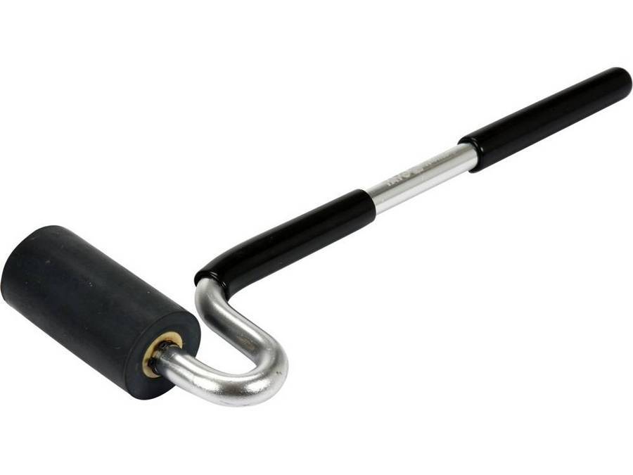 Валик прижимной резиновый YATO Ø38×75 мм, алюминиевая ручка 320 мм